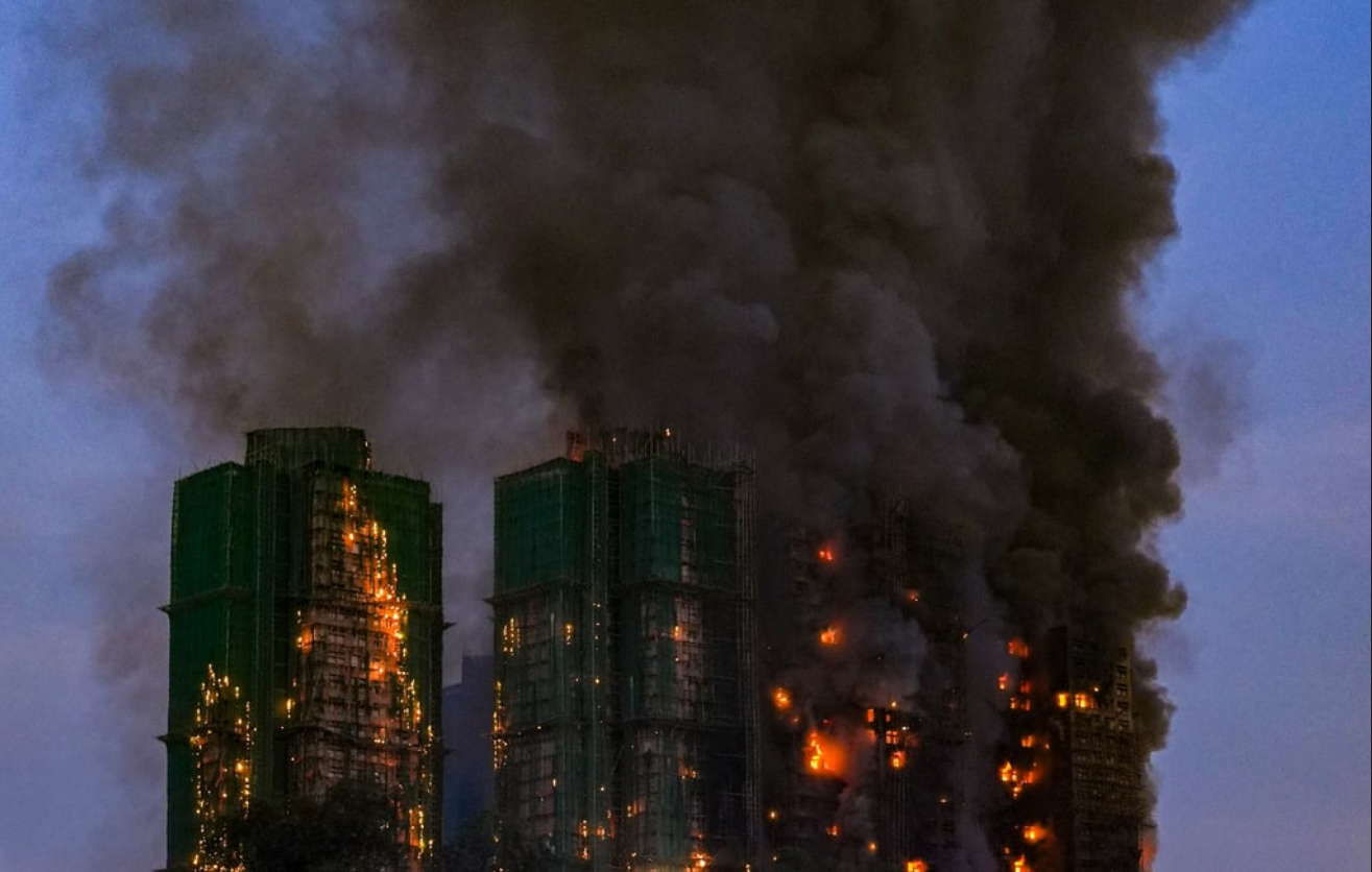 Cháy lớn ở Hồng Kông - Trung Quốc: Khói lửa bao trùm 8 tòa nhà, thương vong tăng nhanh- Ảnh 9.