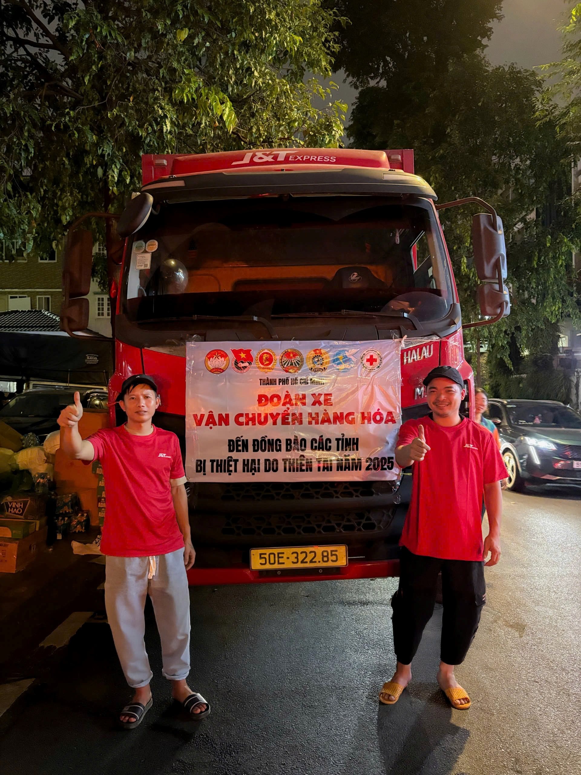 Xuyên đêm lên hàng - Mong bà con vùng lũ thêm vững vàng- Ảnh 4.