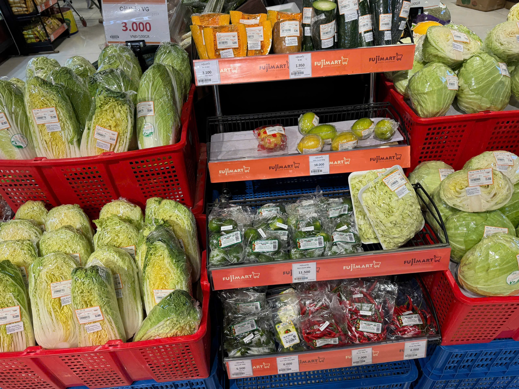 Giá rau xanh Hà Nội vẫn “neo cao”- Ảnh 6. Giá rau xanh Hà Nội vẫn “neo cao”- Ảnh 6.