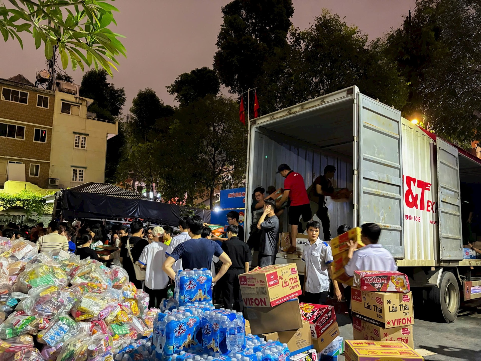 Xuyên đêm lên hàng - Mong bà con vùng lũ thêm vững vàng- Ảnh 2.
