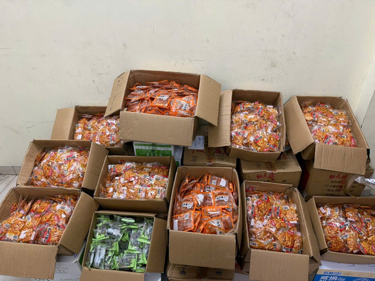 Phát hiện số lượng lớn bánh kẹo bán Tết không rõ xuất xứ- Ảnh 2.