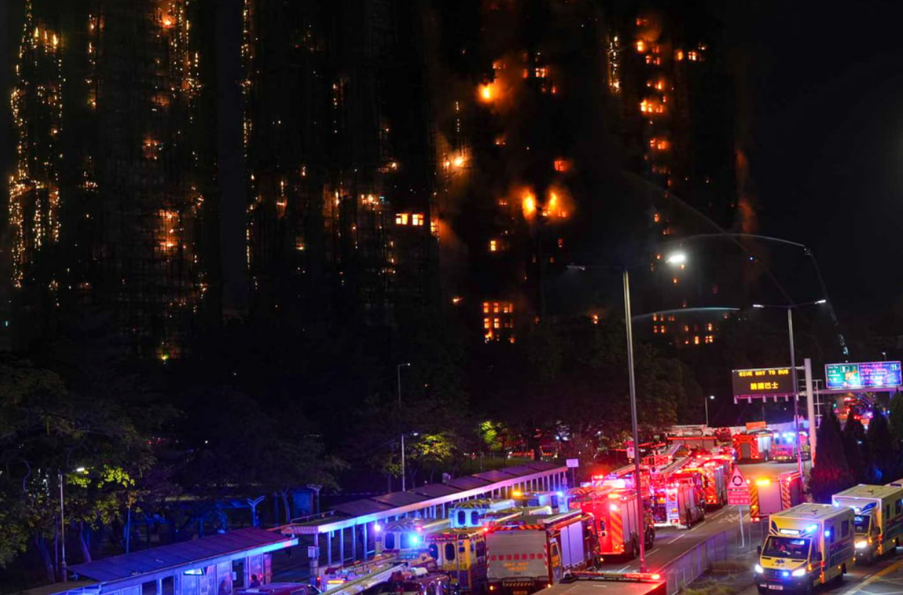 Cháy lớn ở Hồng Kông - Trung Quốc: Khói lửa bao trùm 8 tòa nhà, thương vong tăng nhanh- Ảnh 8.