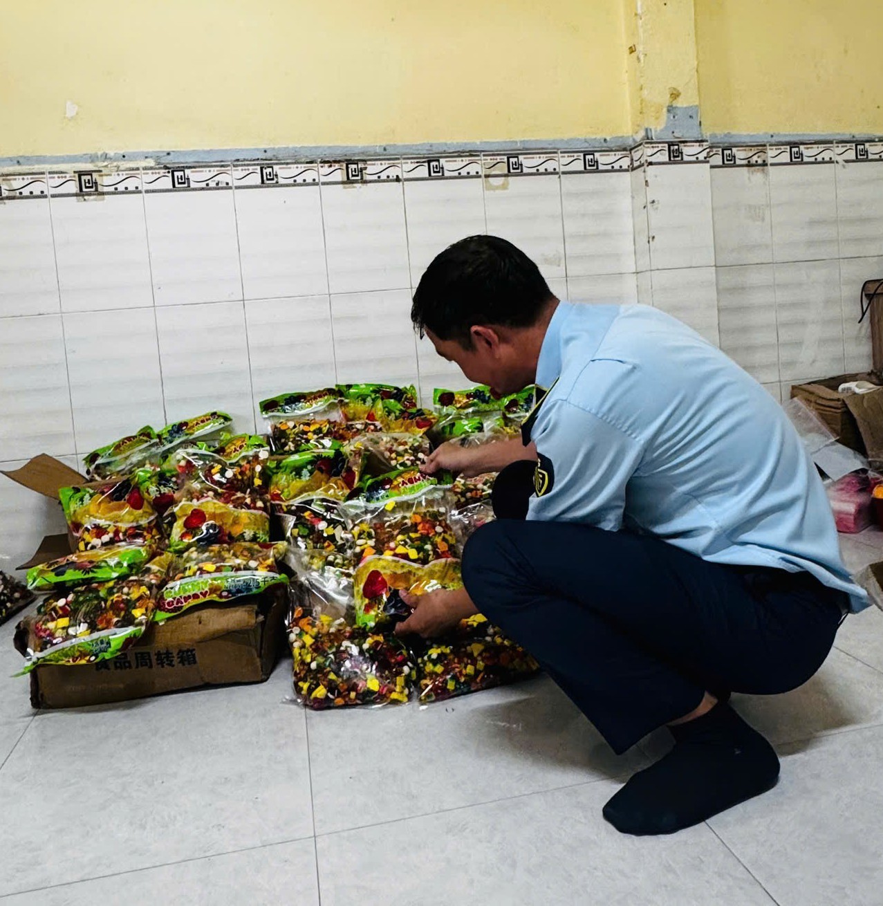 Phát hiện số lượng lớn bánh kẹo bán Tết không rõ xuất xứ- Ảnh 1.