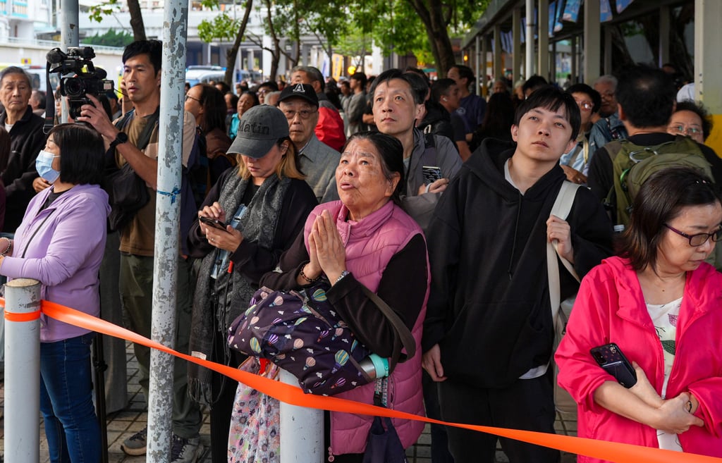 Thảm hoạ cháy chung cư tại Hong Kong: Vẫn chưa thể dập tắt ngọn lửa sau 8 tiếng, số người tử vong tiếp tục tăng- Ảnh 2.