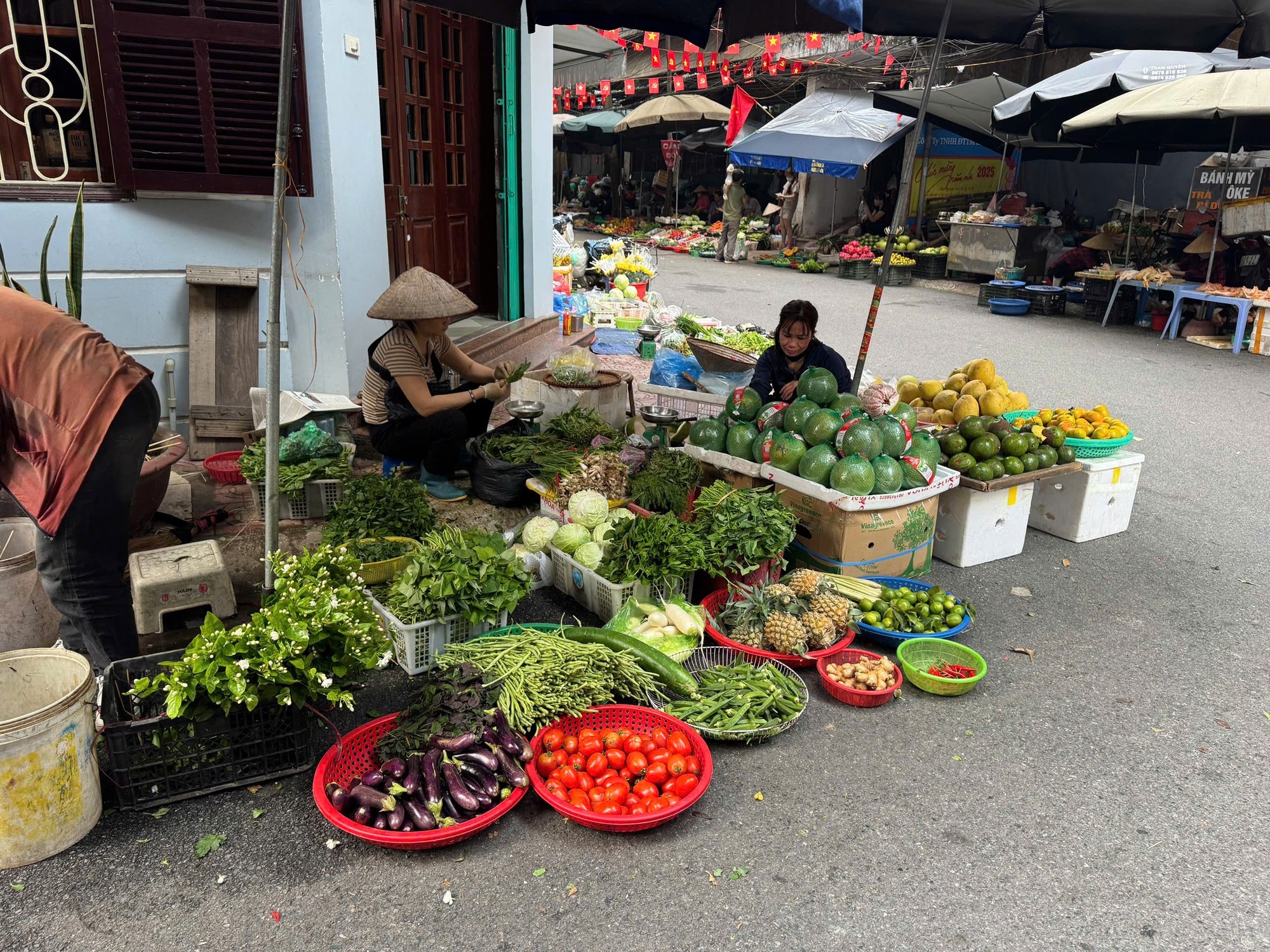 Giá rau xanh Hà Nội vẫn “neo cao”- Ảnh 2. Giá rau xanh Hà Nội vẫn “neo cao”- Ảnh 2.