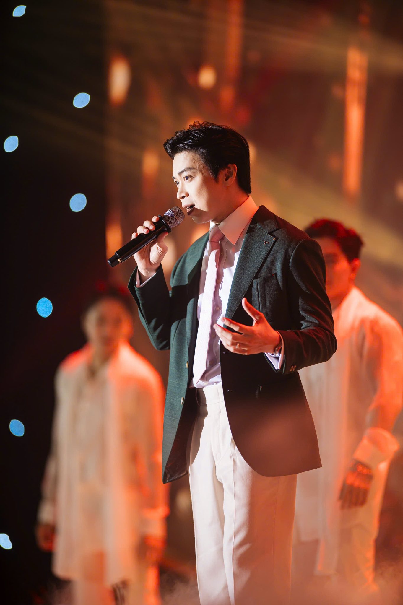 Giọng ca thực lực bán vé đắt ngang ngửa Mỹ Tâm - Hà Anh Tuấn huỷ show vì ế vé- Ảnh 7. Giọng ca thực lực bán vé đắt ngang ngửa Mỹ Tâm - Hà Anh Tuấn huỷ show vì ế vé- Ảnh 7.