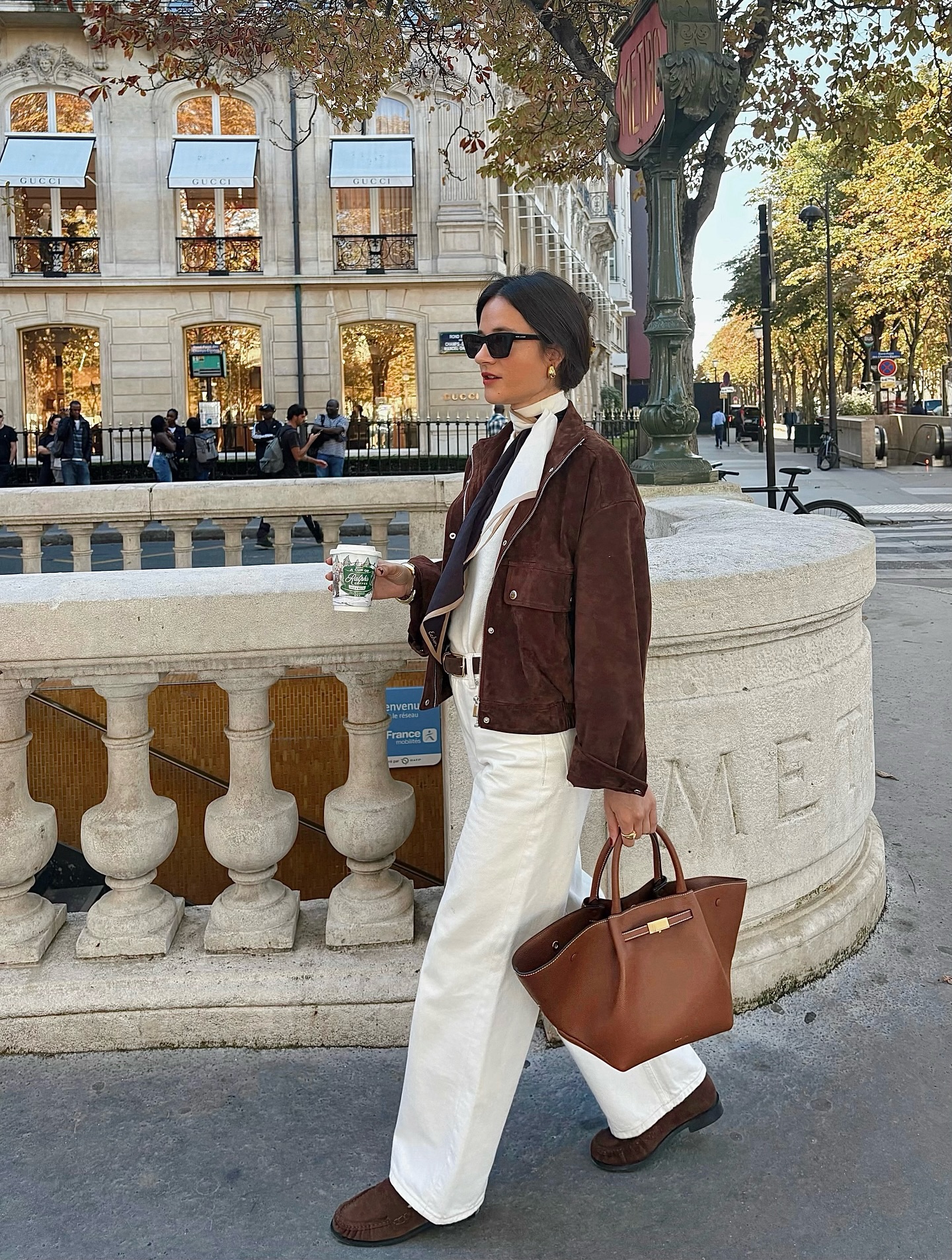 Phụ nữ Pháp đang mê mẩn trang phục màu nâu, mix đồ sang thế này không tham khảo quá phí- Ảnh 2. Phụ nữ Pháp đang mê mẩn trang phục màu nâu, mix đồ sang thế này không tham khảo quá phí- Ảnh 2.