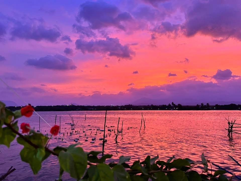 Xuất hiện bầu trời "tím lịm tìm sim" ở Khánh Hoà- Ảnh 1.