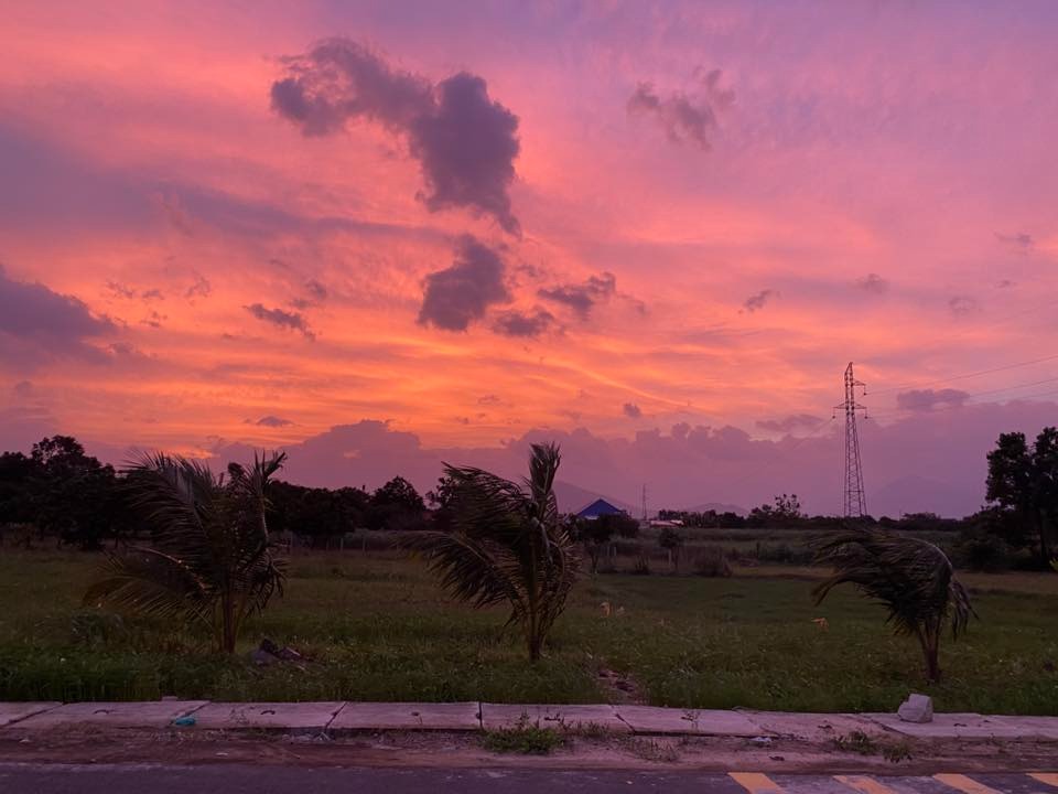 Xuất hiện bầu trời "tím lịm tìm sim" ở Khánh Hoà- Ảnh 4.