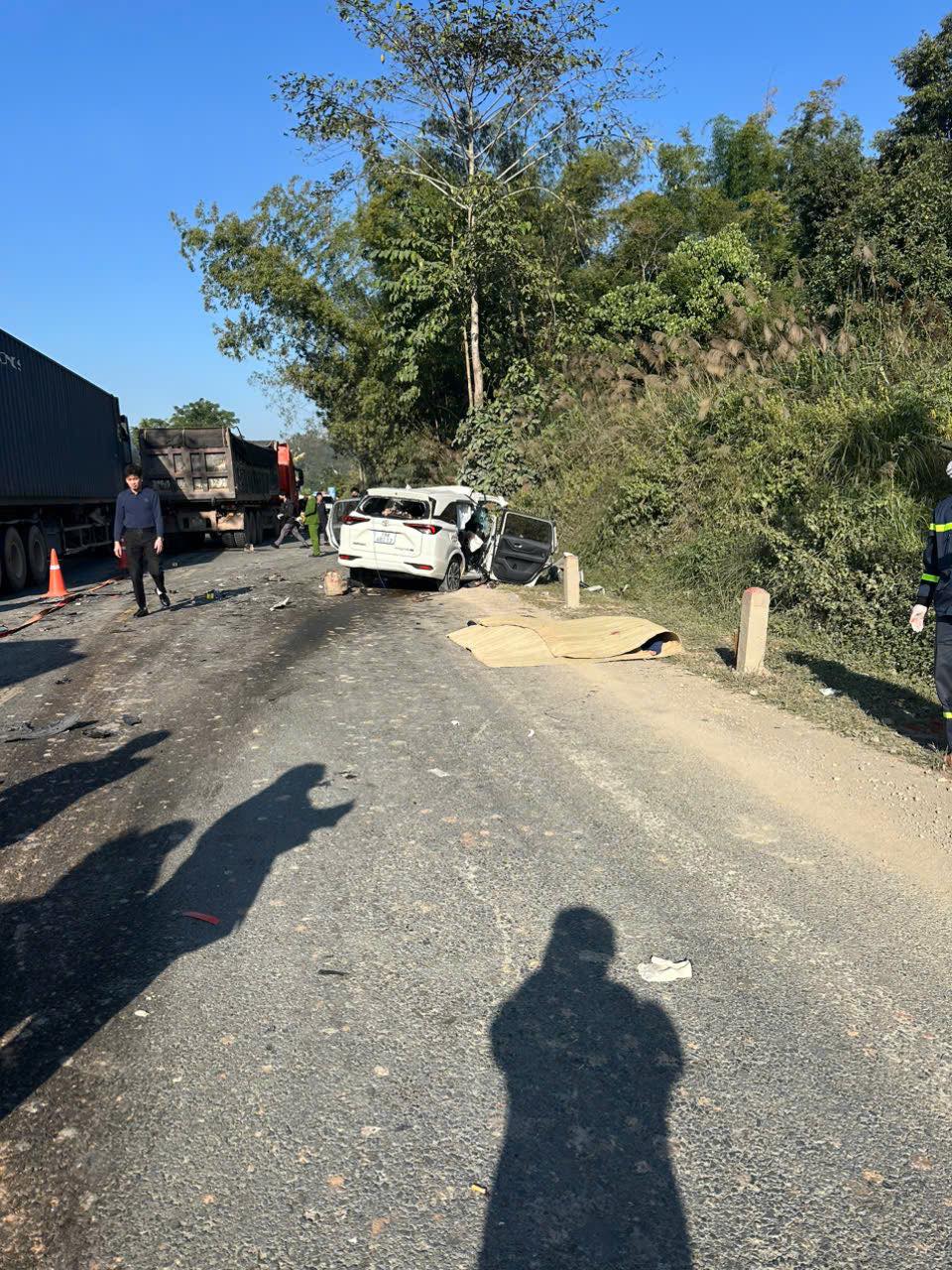 Danh tính 6 nạn nhân trong vụ ô tô 7 chỗ đâm xe đầu kéo: Gia đình 3 người gặp nạn, 2 vợ chồng tử vong- Ảnh 2. Danh tính 6 nạn nhân trong vụ ô tô 7 chỗ đâm xe đầu kéo: Gia đình 3 người gặp nạn, 2 vợ chồng tử vong- Ảnh 2.