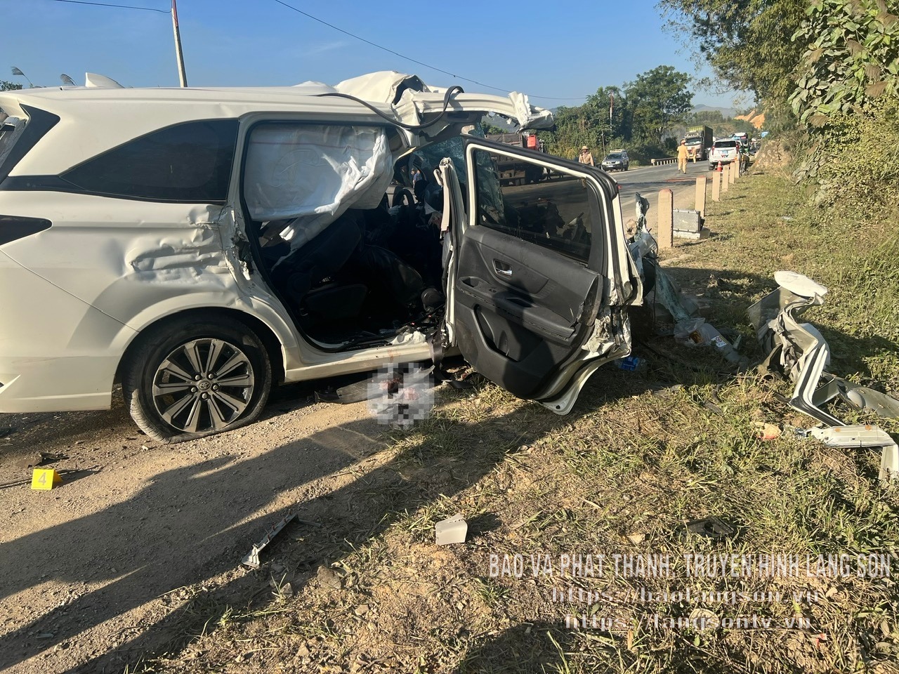 Vụ tai nạn khiến 4 người tử vong trong ô tô: Camera ghi lại cảnh xe 7 chỗ húc thẳng vào ô tô tải trên quốc lộ 1A- Ảnh 3. Vụ tai nạn khiến 4 người tử vong trong ô tô: Camera ghi lại cảnh xe 7 chỗ húc thẳng vào ô tô tải trên quốc lộ 1A- Ảnh 3.