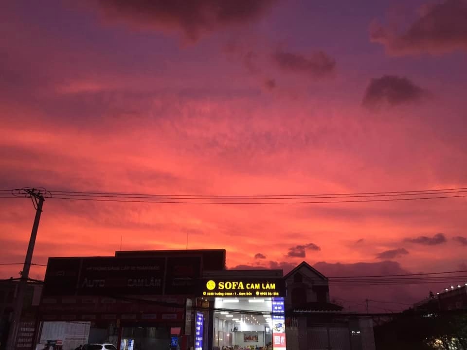 Xuất hiện bầu trời "tím lịm tìm sim" ở Khánh Hoà- Ảnh 2.