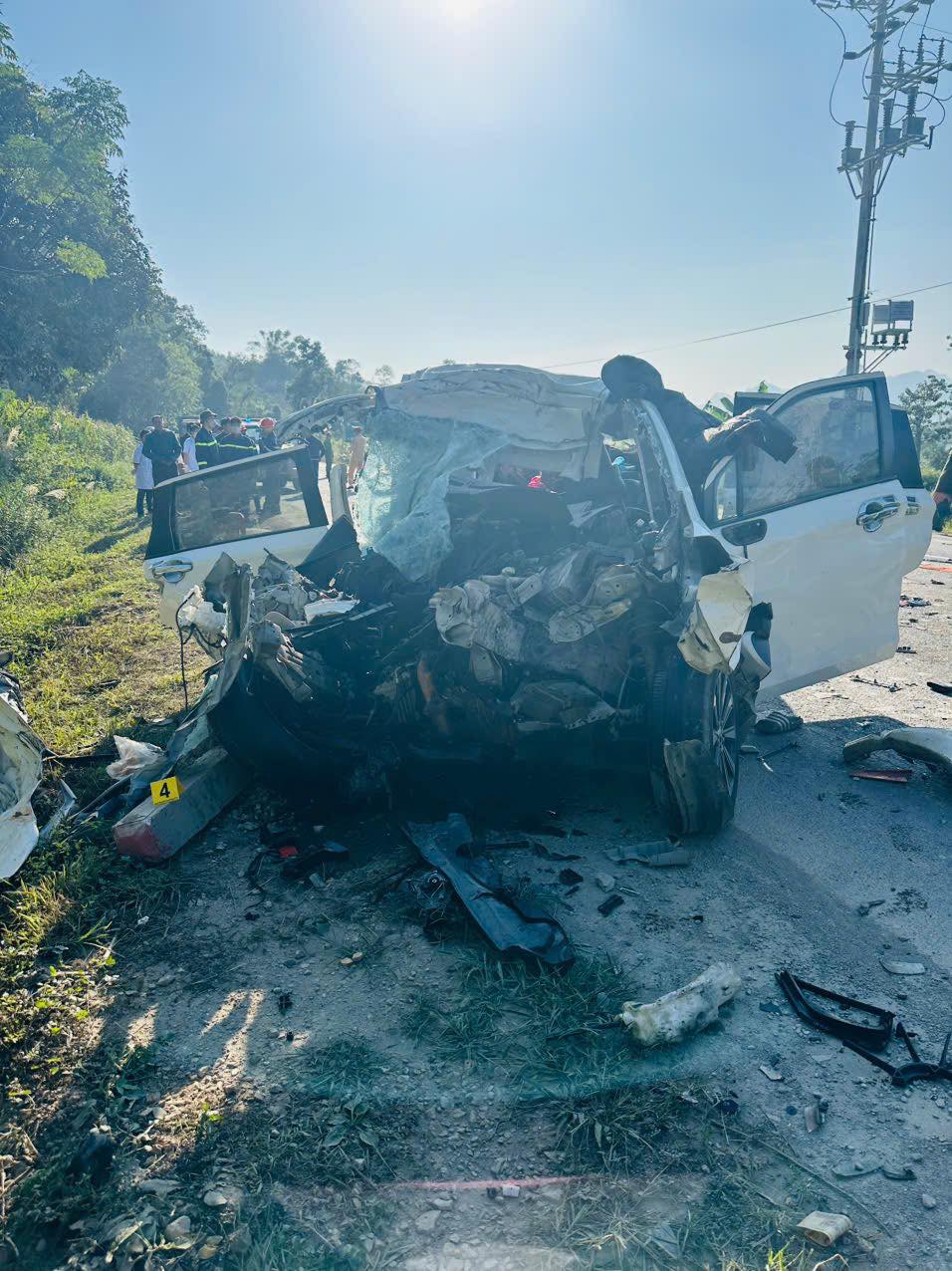 Danh tính 6 nạn nhân trong vụ ô tô 7 chỗ đâm xe đầu kéo: Gia đình 3 người gặp nạn, 2 vợ chồng tử vong- Ảnh 1. Danh tính 6 nạn nhân trong vụ ô tô 7 chỗ đâm xe đầu kéo: Gia đình 3 người gặp nạn, 2 vợ chồng tử vong- Ảnh 1.