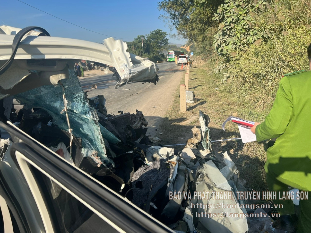 Vụ tai nạn khiến 4 người tử vong trong ô tô: Camera ghi lại cảnh xe 7 chỗ húc thẳng vào ô tô tải trên quốc lộ 1A- Ảnh 2. Vụ tai nạn khiến 4 người tử vong trong ô tô: Camera ghi lại cảnh xe 7 chỗ húc thẳng vào ô tô tải trên quốc lộ 1A- Ảnh 2.