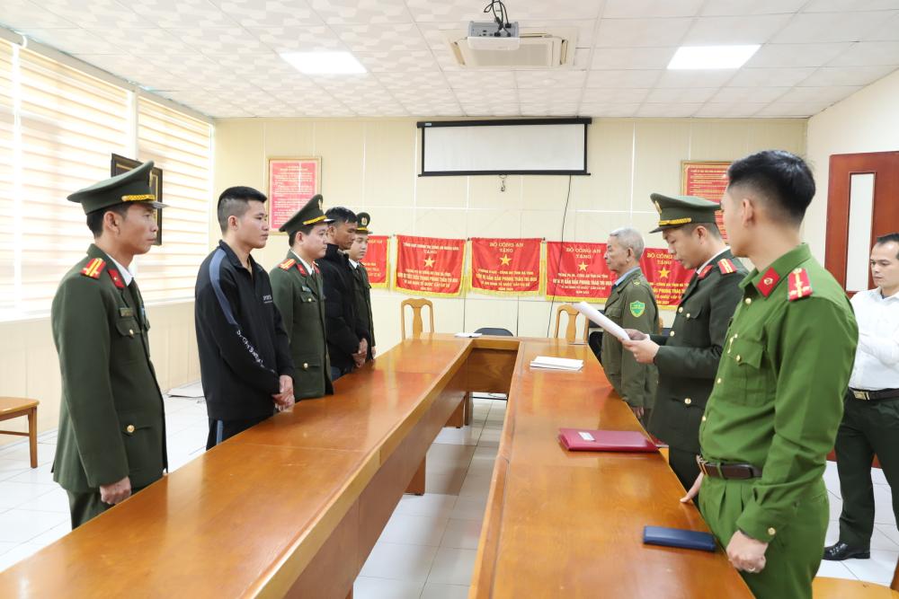 Bắt tạm giam Nguyễn Văn Hạnh sinh năm 1985- Ảnh 4. Bắt tạm giam Nguyễn Văn Hạnh sinh năm 1985- Ảnh 4.