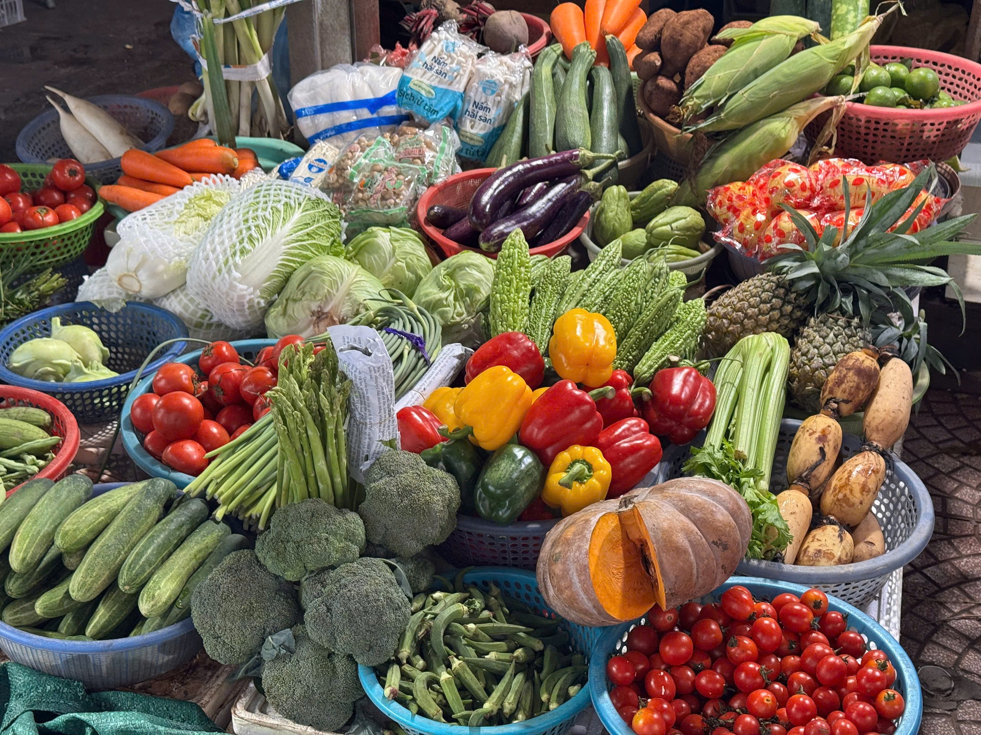 Giá rau xanh Hà Nội vẫn “neo cao”- Ảnh 8. Giá rau xanh Hà Nội vẫn “neo cao”- Ảnh 8.