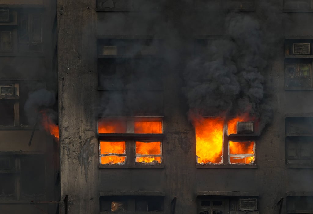 Biển lửa nuốt trọn 3 tòa chung cư với 4000 cư dân sinh sống tại Hong Kong: Hàng trăm cuộc gọi cầu cứu đổ về, cư dân hoảng loạn tìm người thân- Ảnh 3.