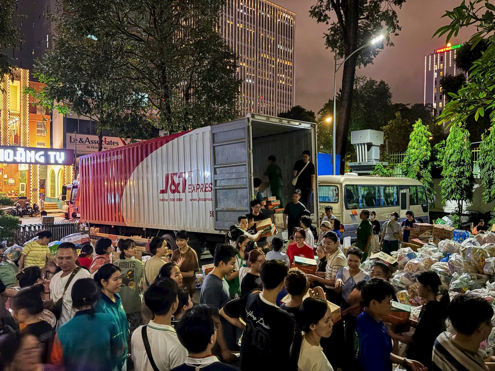 Xuyên đêm lên hàng - Mong bà con vùng lũ thêm vững vàng- Ảnh 3.