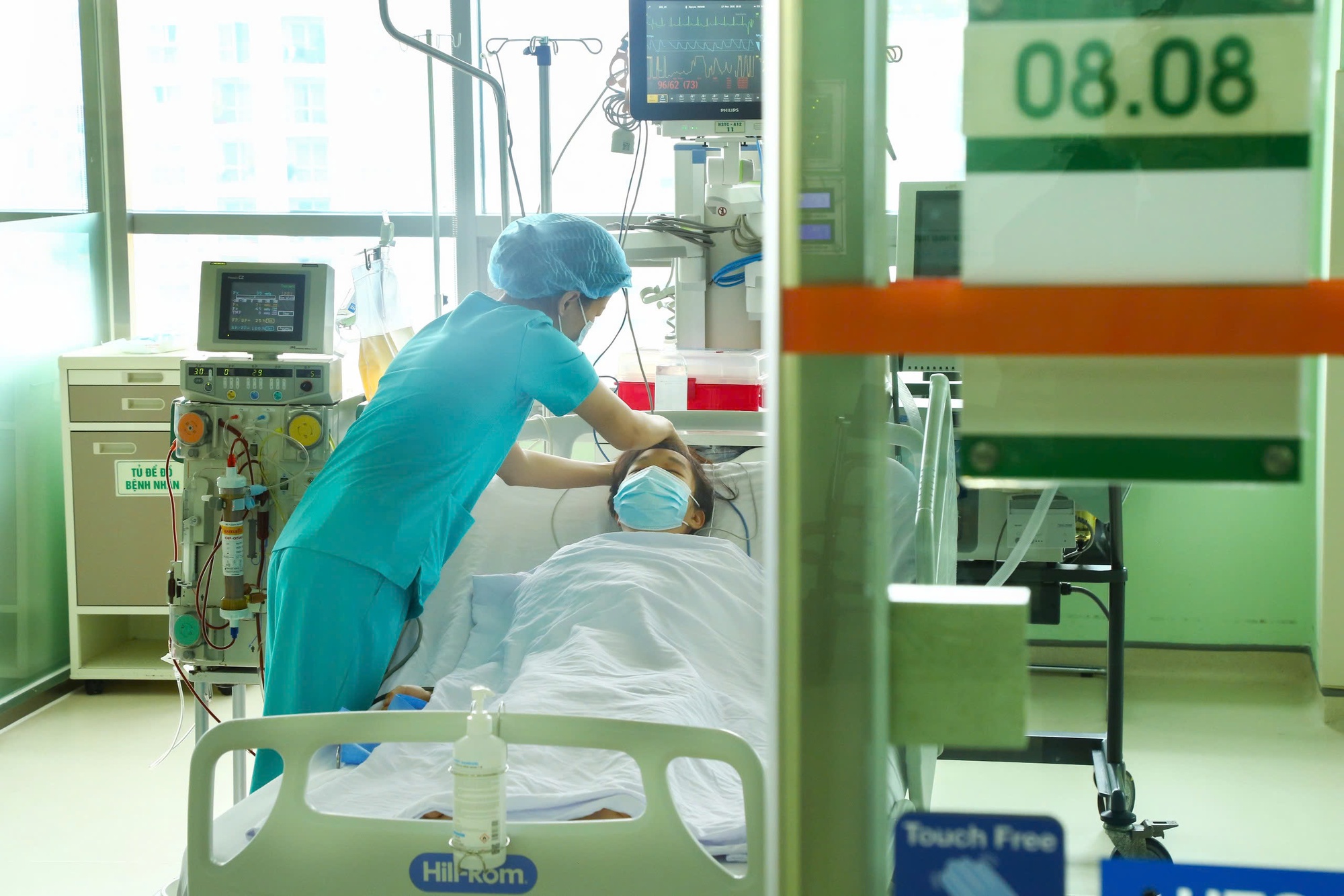 Lần đầu tiên Việt Nam thực hiện thành công 1 ca ghép gan bất đồng nhóm máu ở người lớn- Ảnh 1. Lần đầu tiên Việt Nam thực hiện thành công 1 ca ghép gan bất đồng nhóm máu ở người lớn- Ảnh 1.