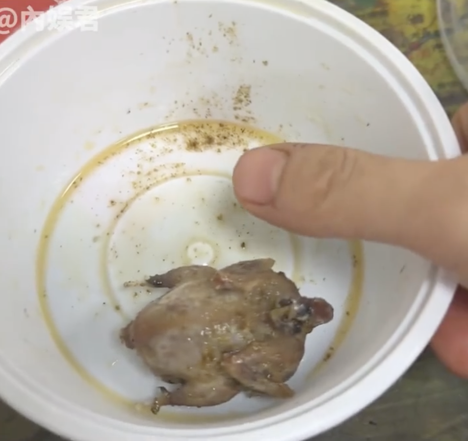 Mua gà rán nguyên con chỉ 7.000 đồng, cô gái 