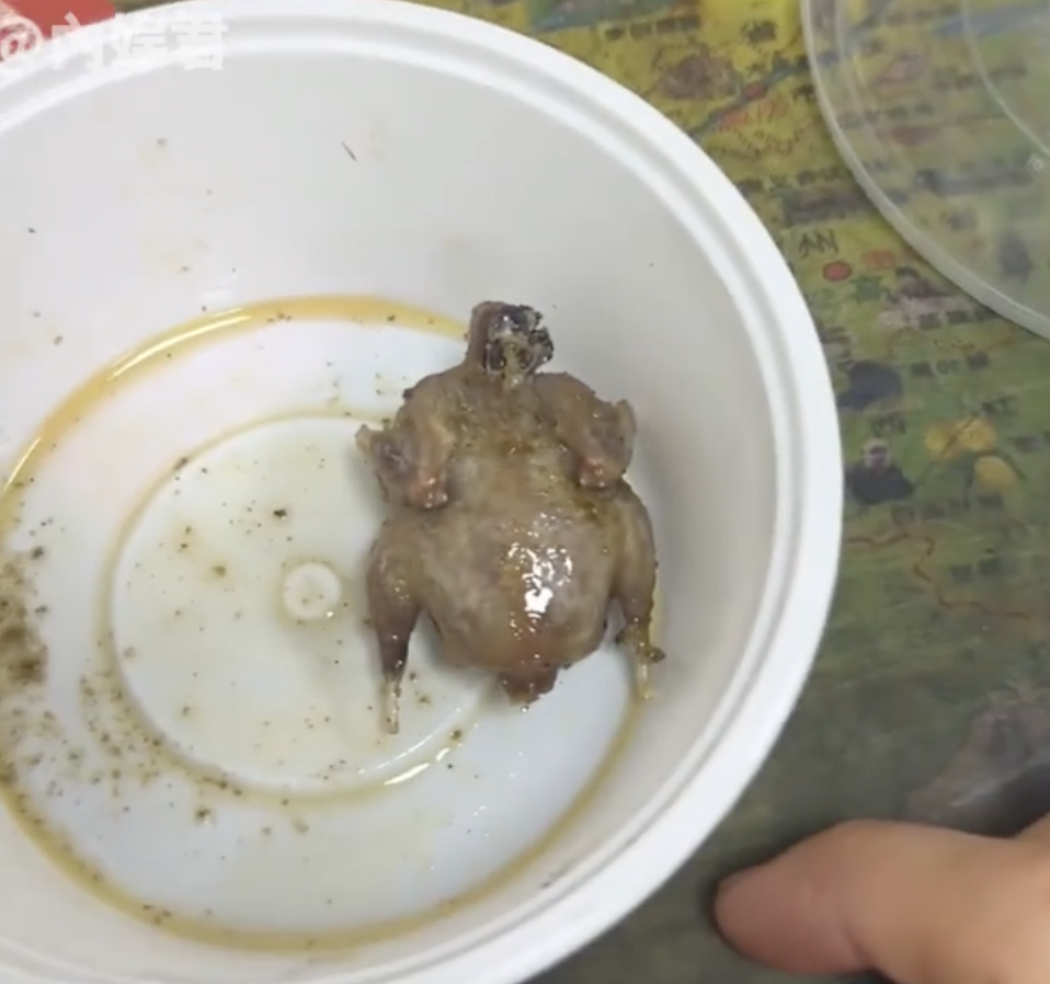 Mua gà rán nguyên con chỉ 7.000 đồng, cô gái 