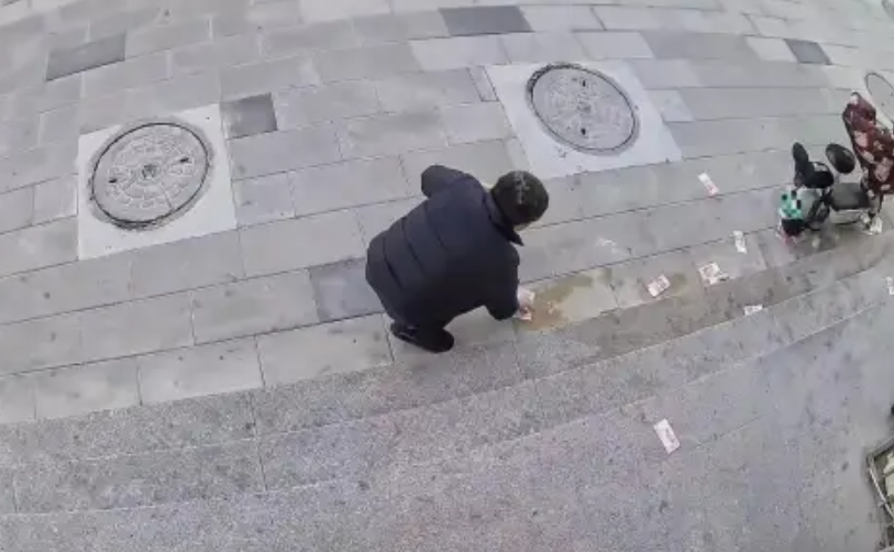 Gần 200 triệu bị gió thổi bay, cảnh tượng chỉ sau 1 phút khiến chủ sở hữu bật khóc- Ảnh 1.