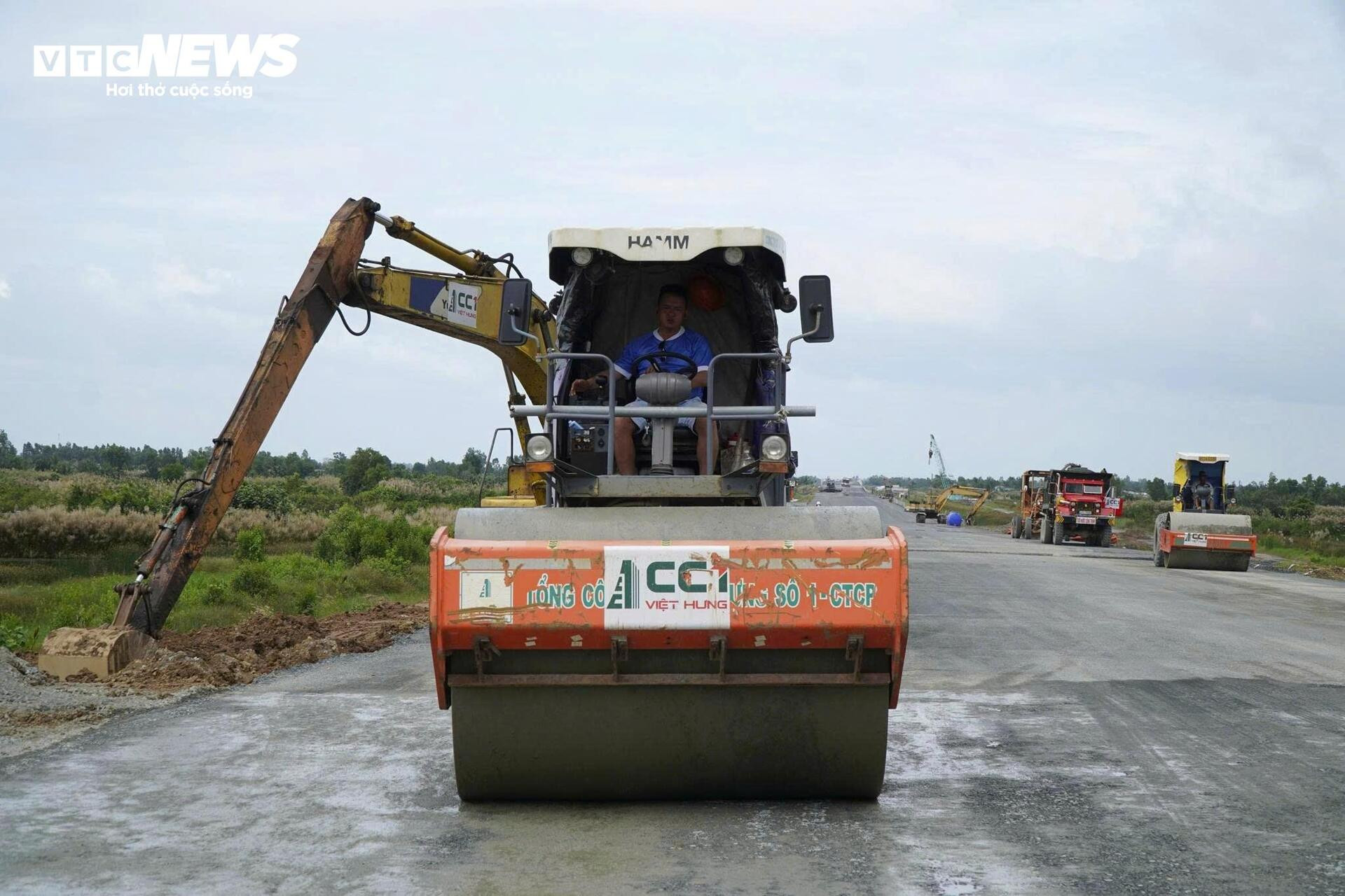 Cận cảnh cao tốc Cần Thơ - Cà Mau trước ngày thông xe- Ảnh 14.