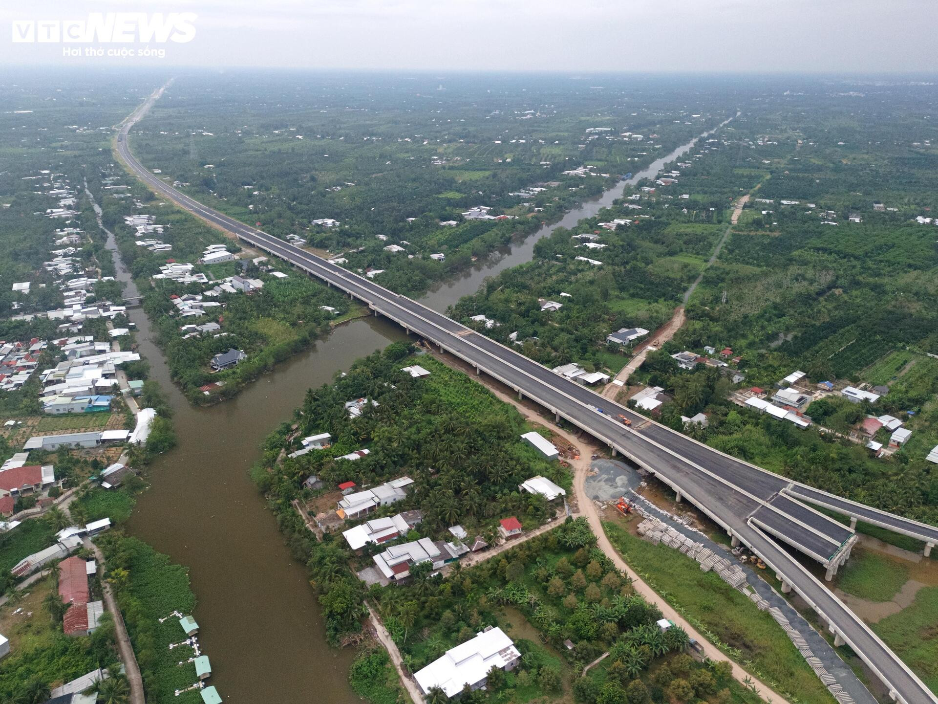 Cận cảnh cao tốc Cần Thơ - Cà Mau trước ngày thông xe- Ảnh 16.