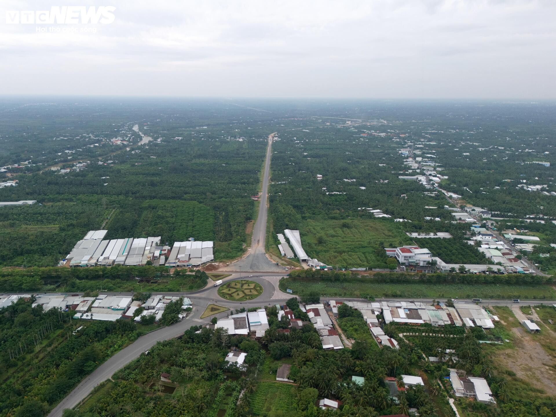 Cận cảnh cao tốc Cần Thơ - Cà Mau trước ngày thông xe- Ảnh 2.
