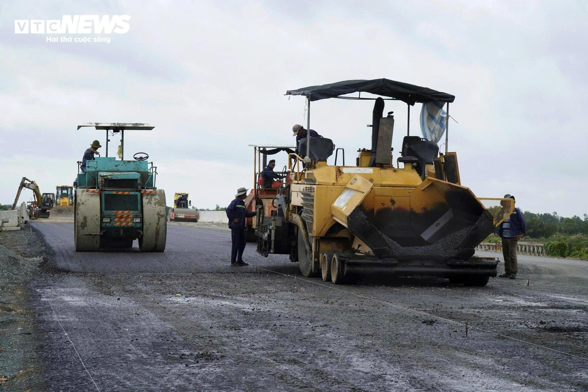 Cận cảnh cao tốc Cần Thơ - Cà Mau trước ngày thông xe- Ảnh 11.