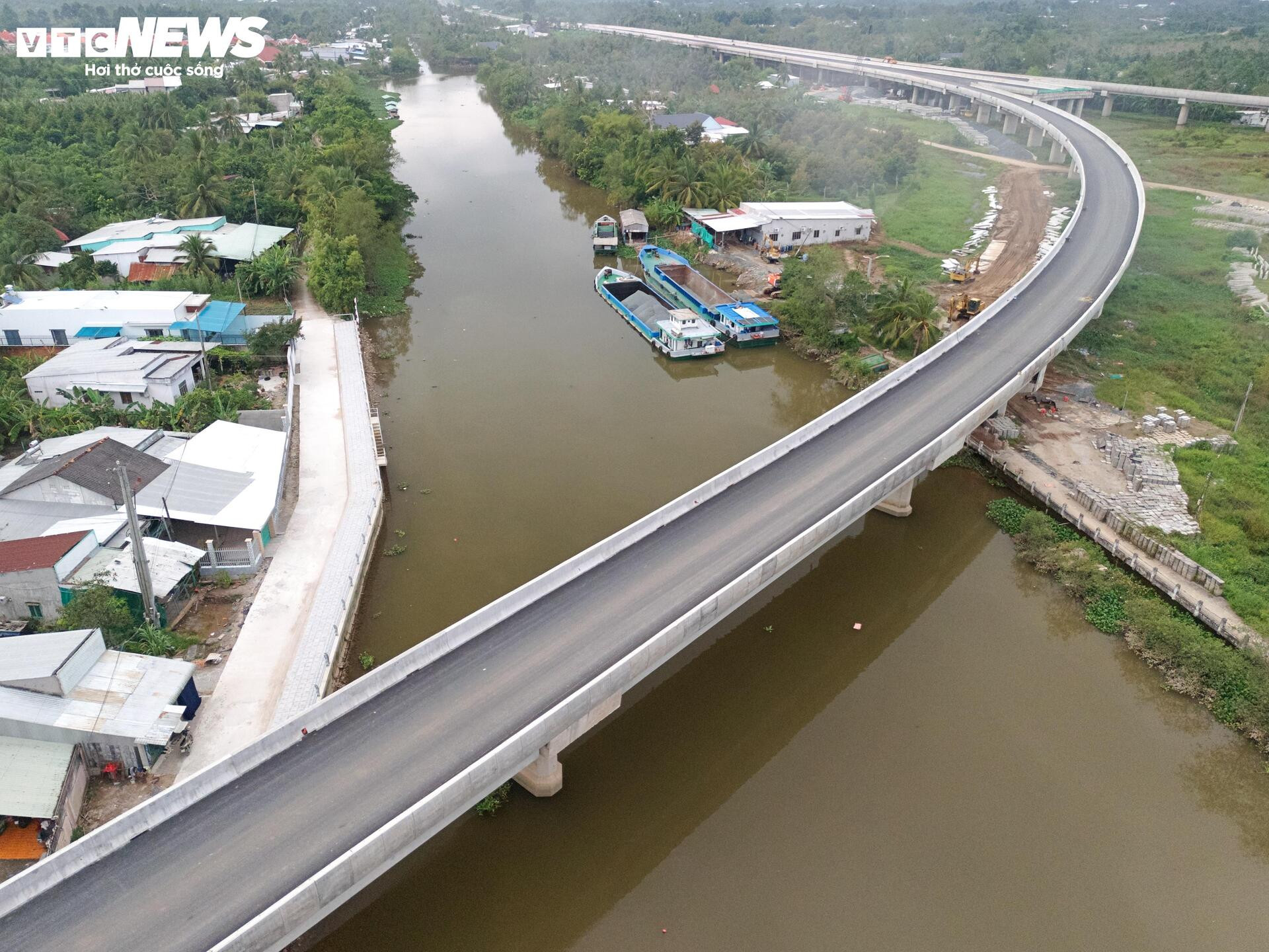 Cận cảnh cao tốc Cần Thơ - Cà Mau trước ngày thông xe- Ảnh 4.