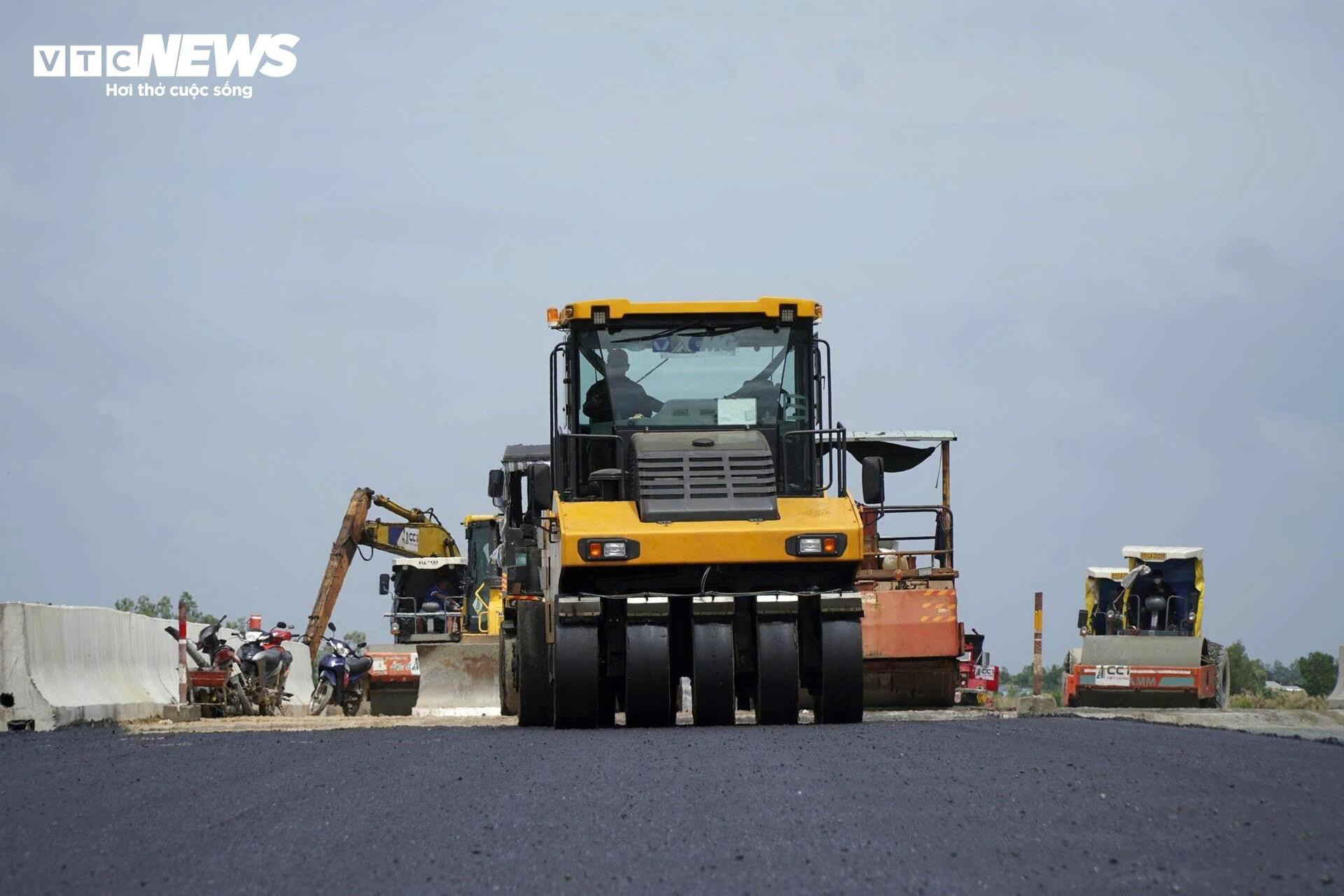 Cận cảnh cao tốc Cần Thơ - Cà Mau trước ngày thông xe- Ảnh 12.