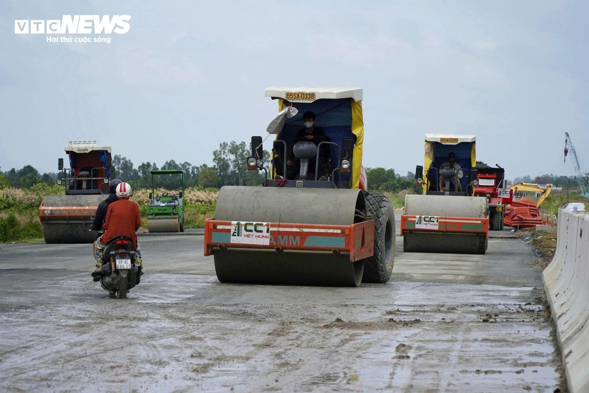 Cận cảnh cao tốc Cần Thơ - Cà Mau trước ngày thông xe- Ảnh 13.