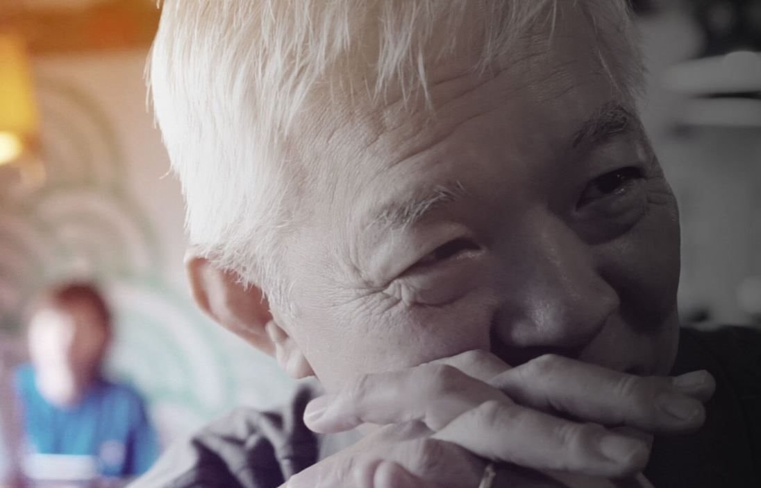 Người đàn ông trúng độc đắc gần 100 tỷ USD nhưng giấu vợ, giả vờ mặc áo cũ nhưng sắm xe sang, đi nghỉ dưỡng- Ảnh 1.