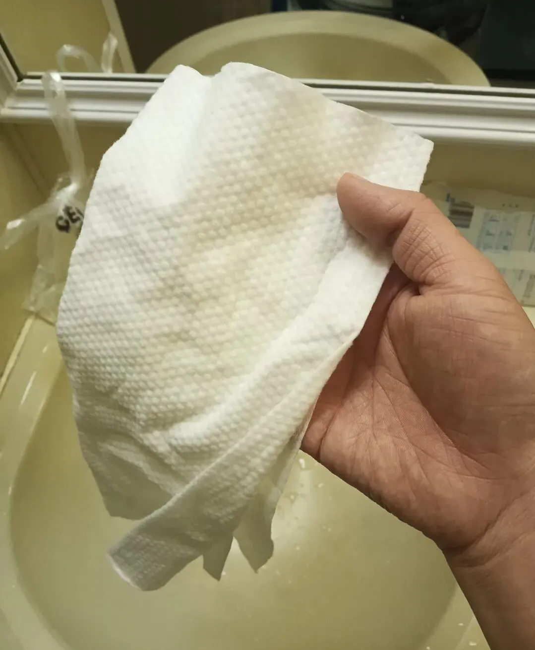 Phát hiện hóa chất độc hại trong 21 mẫu khăn lau mặt bán chạy nhất các sàn thương mại điện tử- Ảnh 2.