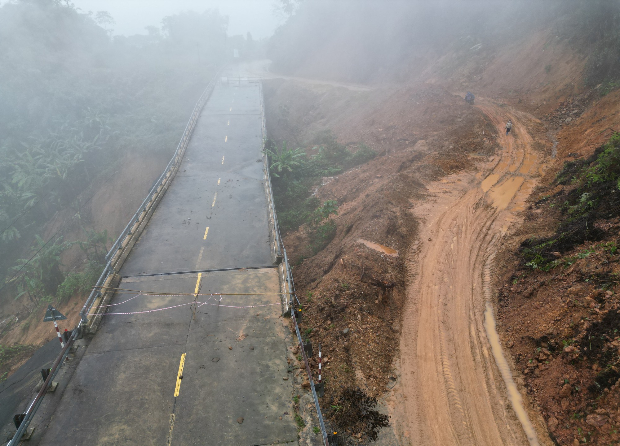Cận cảnh cung đường sạt lở trên dãy Trường Sơn- Ảnh 1.