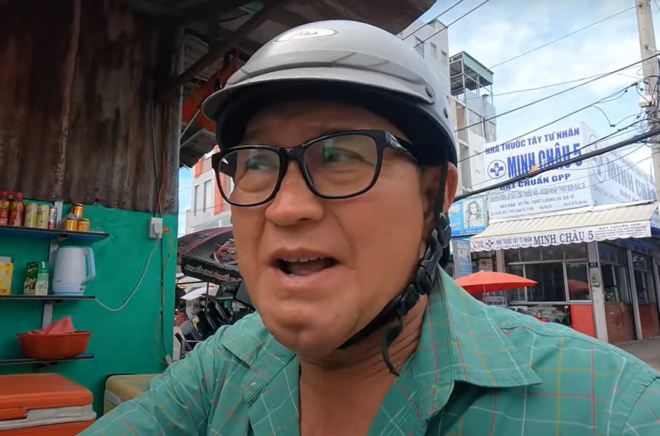 Nam nghệ sĩ đình đám một thời: 72 tuổi ở nhà thuê, bán bánh bèo vẫn hạnh phúc bên vợ kém 20 tuổi- Ảnh 3. Nam nghệ sĩ đình đám một thời: 72 tuổi ở nhà thuê, bán bánh bèo vẫn hạnh phúc bên vợ kém 20 tuổi- Ảnh 3.