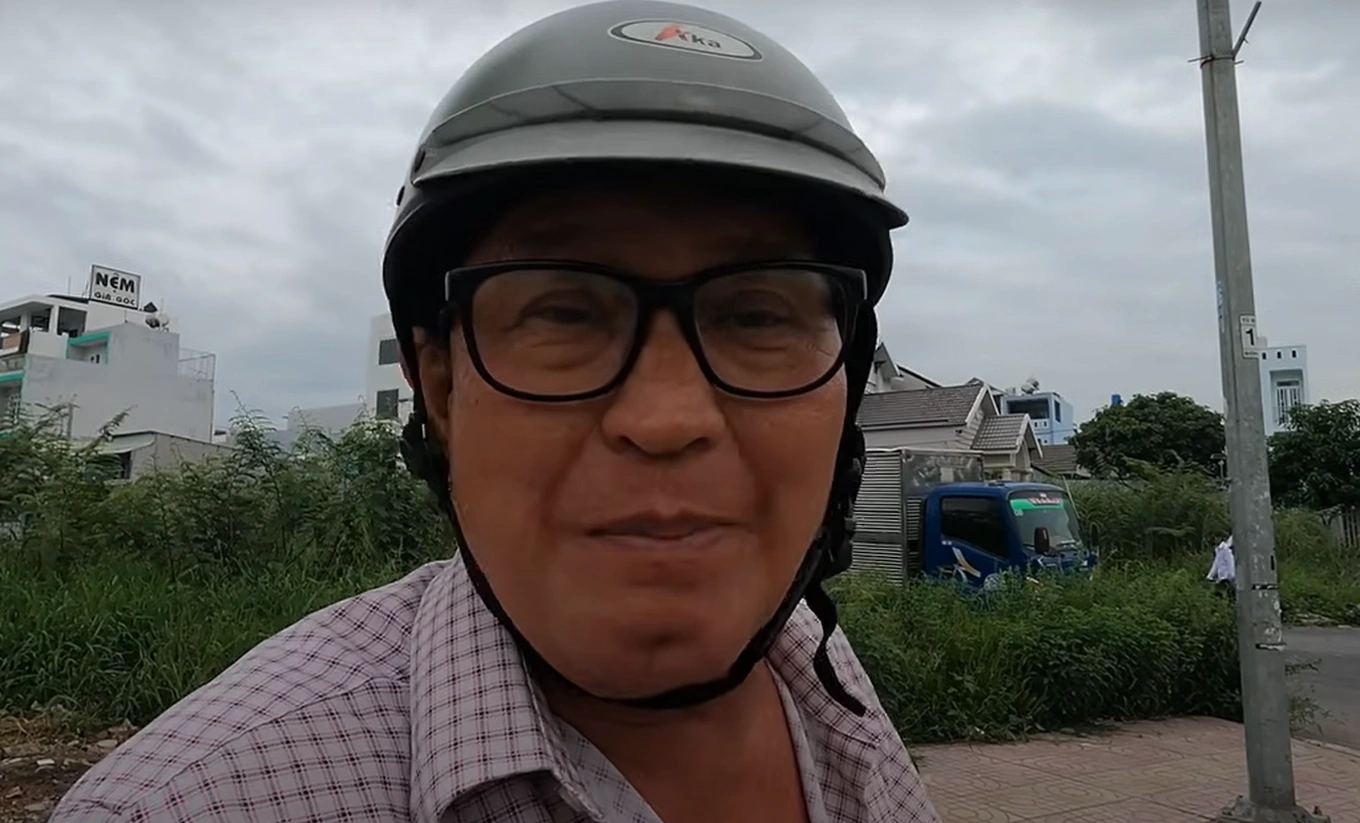 Nam nghệ sĩ đình đám một thời: 72 tuổi ở nhà thuê, bán bánh bèo vẫn hạnh phúc bên vợ kém 20 tuổi- Ảnh 4. Nam nghệ sĩ đình đám một thời: 72 tuổi ở nhà thuê, bán bánh bèo vẫn hạnh phúc bên vợ kém 20 tuổi- Ảnh 4.