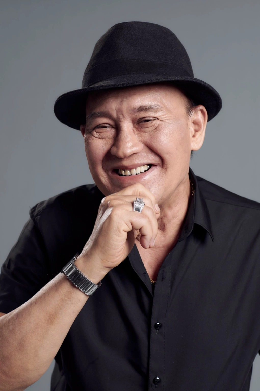 Nam nghệ sĩ đình đám một thời: 72 tuổi ở nhà thuê, bán bánh bèo vẫn hạnh phúc bên vợ kém 20 tuổi- Ảnh 1. Nam nghệ sĩ đình đám một thời: 72 tuổi ở nhà thuê, bán bánh bèo vẫn hạnh phúc bên vợ kém 20 tuổi- Ảnh 1.