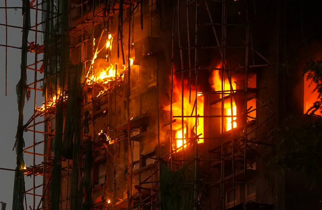 Thảm hoạ cháy chung cư tại Hong Kong: Vẫn chưa thể dập tắt ngọn lửa sau 8 tiếng, số người tử vong tiếp tục tăng- Ảnh 1.