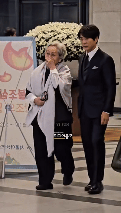 Cả showbiz đến viếng 