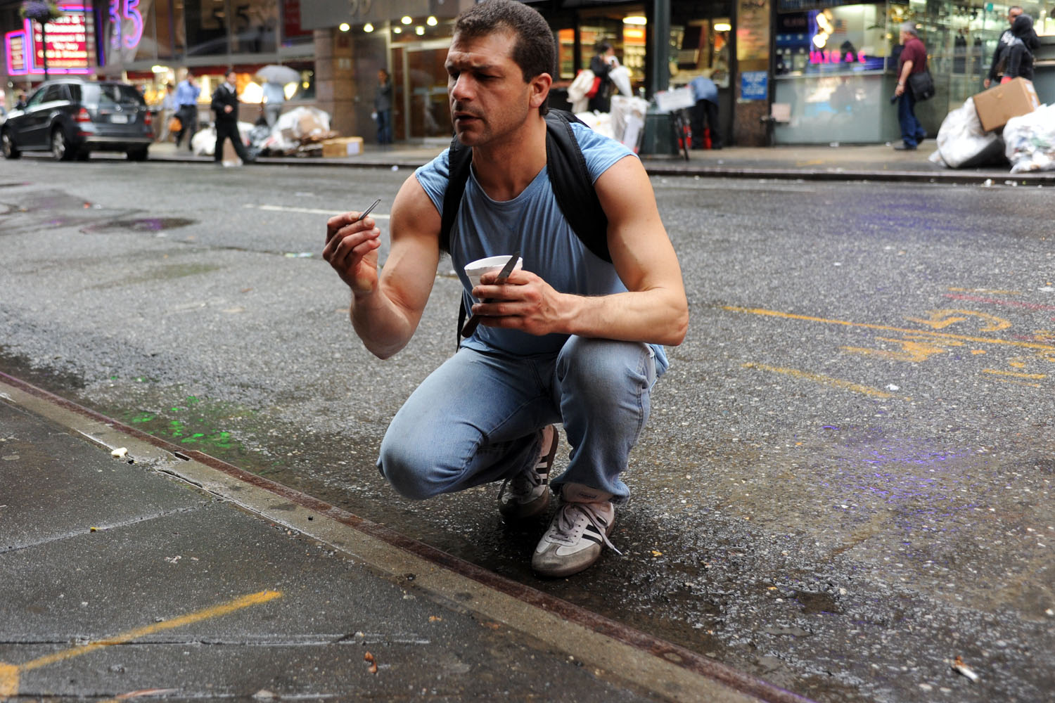 Phát hiện rất nhiều vàng trong các rãnh cống trên vỉa hè- Ảnh 1.