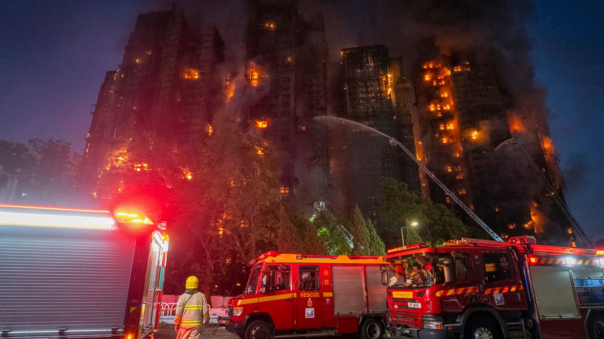 Cháy lớn ở Hồng Kông - Trung Quốc: Khói lửa bao trùm 8 tòa nhà, thương vong tăng nhanh- Ảnh 6.