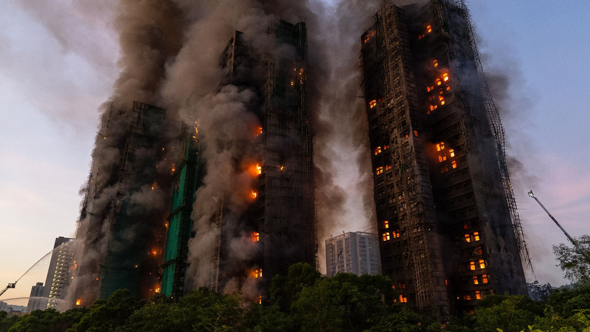 Cháy lớn ở Hồng Kông - Trung Quốc: Khói lửa bao trùm 8 tòa nhà, thương vong tăng nhanh- Ảnh 5.