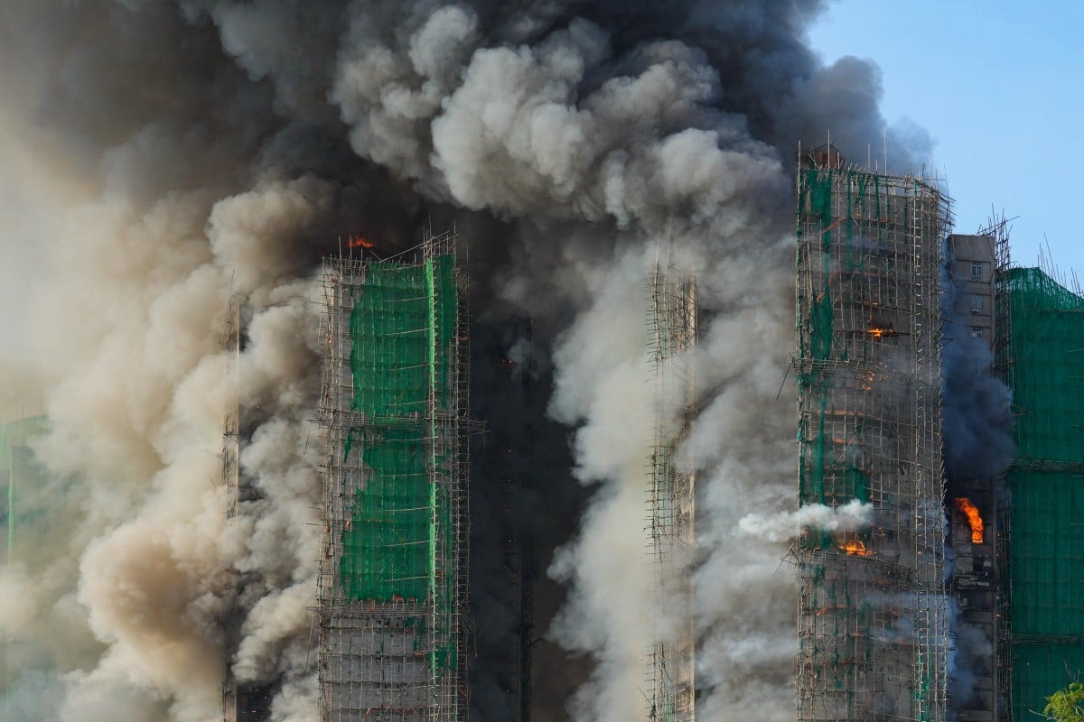 Cháy lớn ở Hồng Kông - Trung Quốc: Khói lửa bao trùm 8 tòa nhà, thương vong tăng nhanh- Ảnh 1.