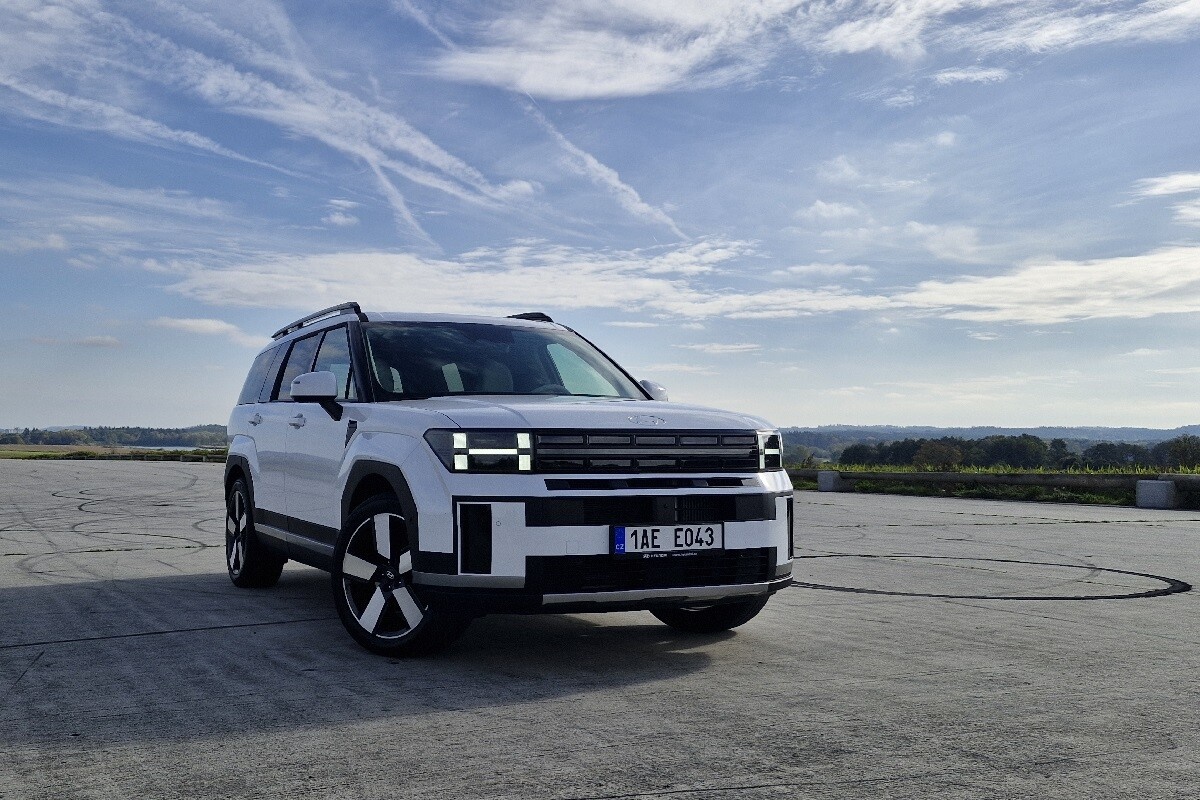 Hyundai Santa Fe sắp có bản điện không lo tìm trạm sạc: Có thể nạp điện bằng động cơ, ra mắt 2027, chạy được hơn 1.100km- Ảnh 2.