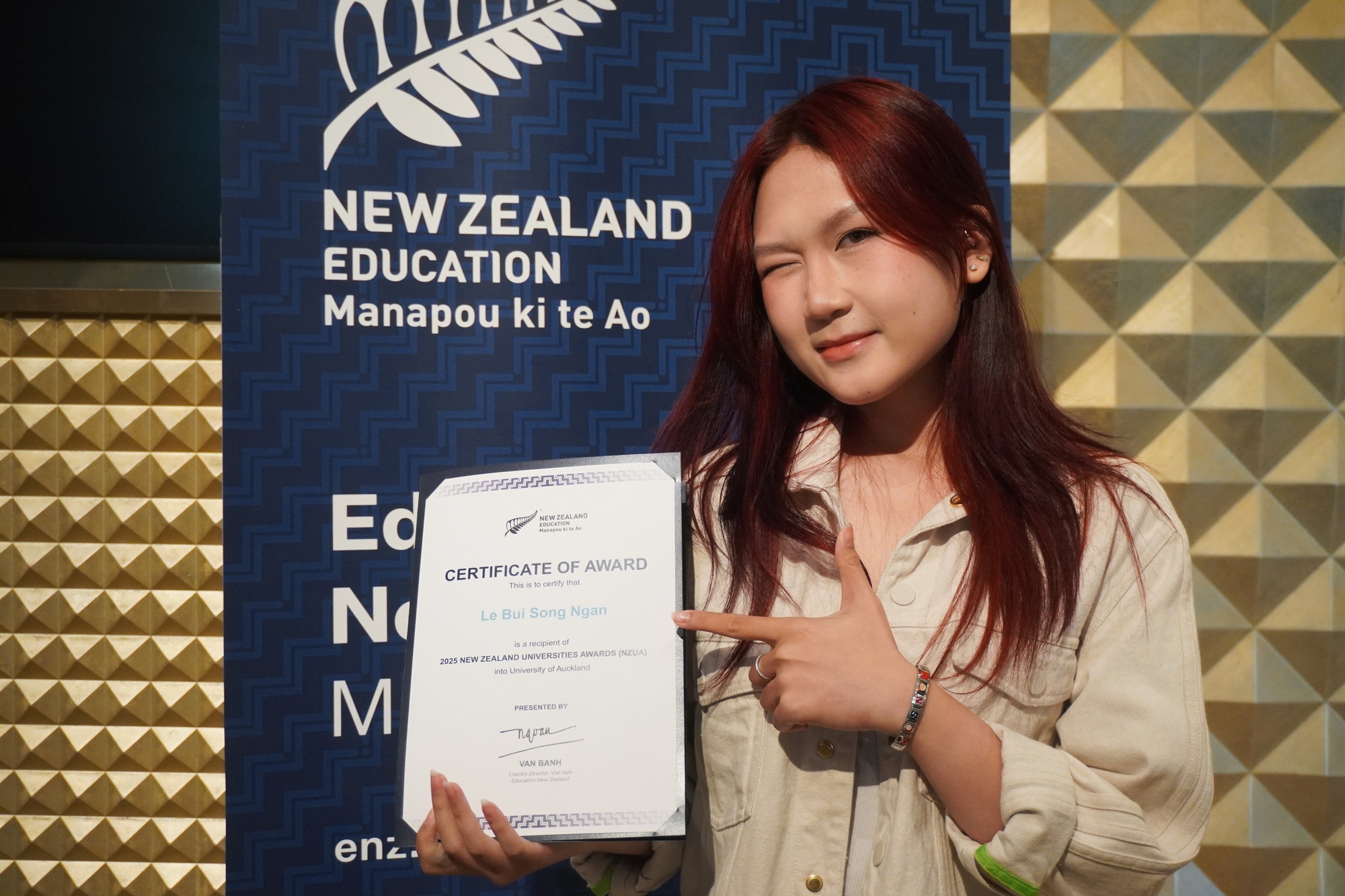 1 phút 30 giây giới thiệu bản thân “không giống ai”, nữ sinh TP.HCM giành học bổng trường xịn sò: Đúng là “con nhà tông không giống lông cũng giống cánh”- Ảnh 1.