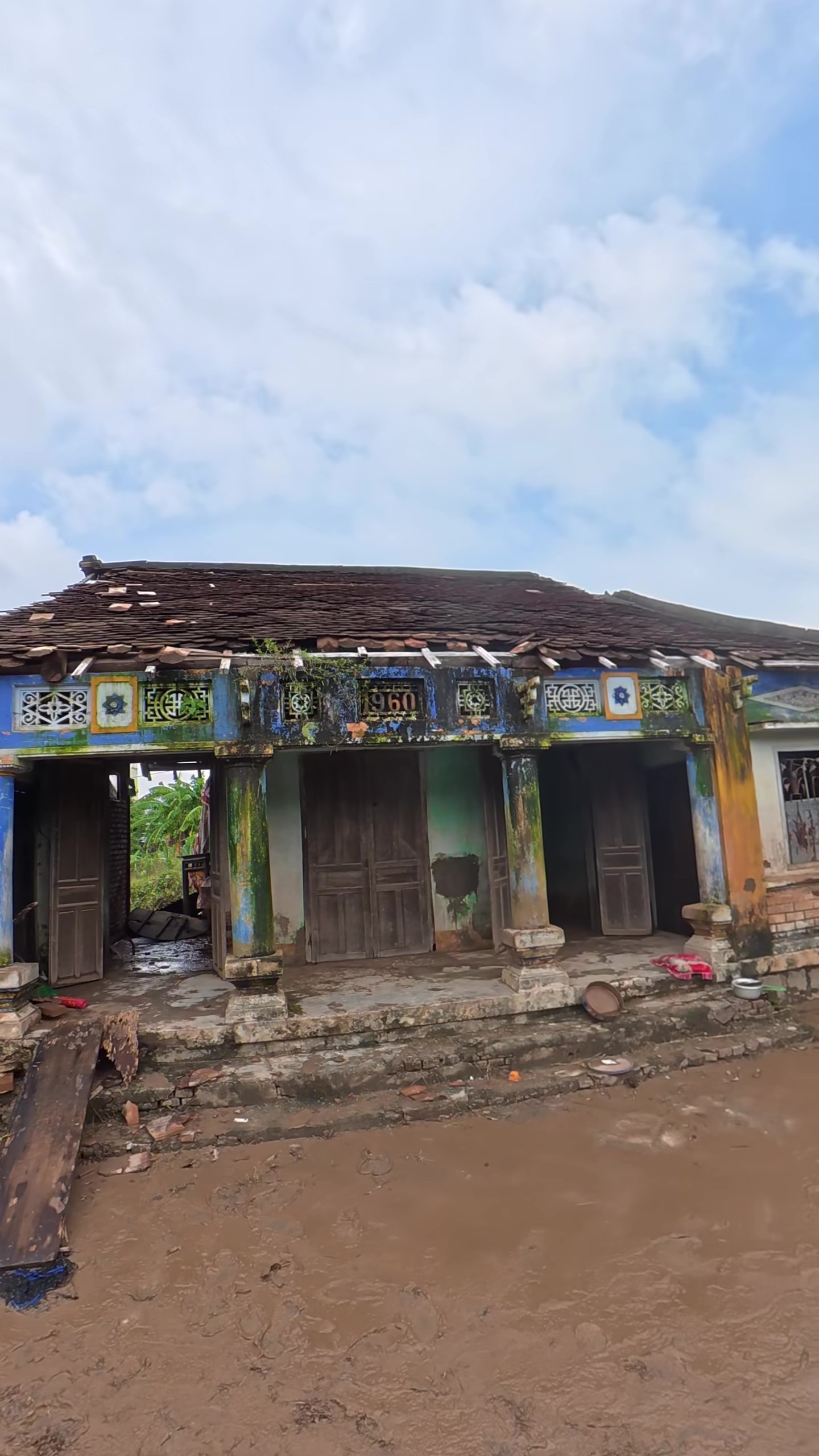 Pha thoát nạn của cụ bà 105 tuổi trong ngôi nhà cổ ở Đắk Lắk khi nước lũ dâng cao 1m- Ảnh 1.