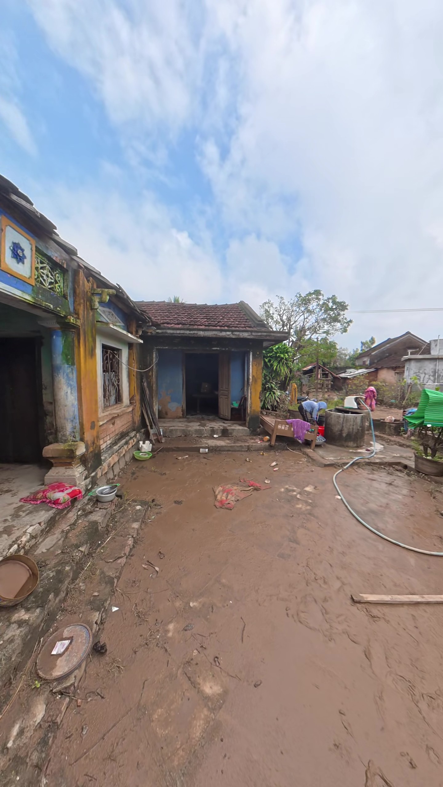 Pha thoát nạn của cụ bà 105 tuổi trong ngôi nhà cổ ở Đắk Lắk khi nước lũ dâng cao 1m- Ảnh 2.