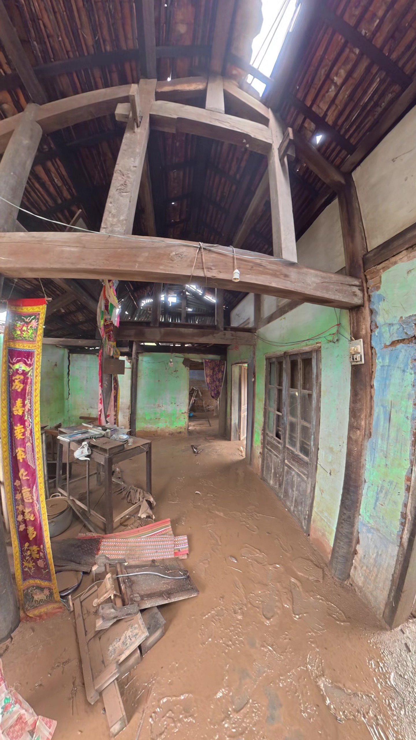 Pha thoát nạn của cụ bà 105 tuổi trong ngôi nhà cổ ở Đắk Lắk khi nước lũ dâng cao 1m- Ảnh 3.